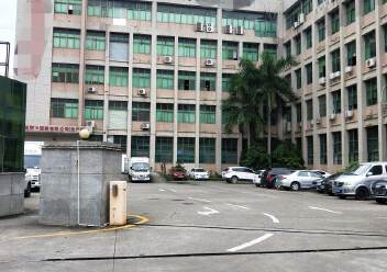龍崗龍平西路，靠近中心城三樓1350平米，現(xiàn)成裝修辦公室車間